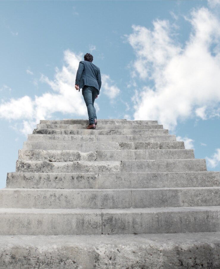 Persona subiendo una escalera hacia el cielo, imagen del propósito de TokiTimes