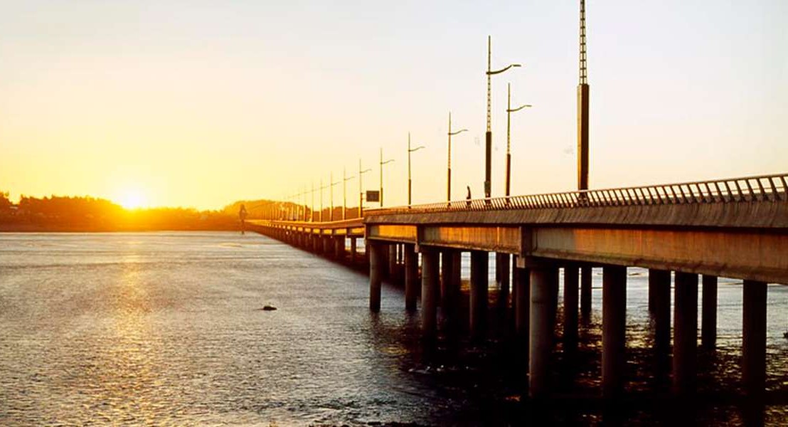 Puente sobre el agua al atardecer, imagen del brochure de TokiTimes